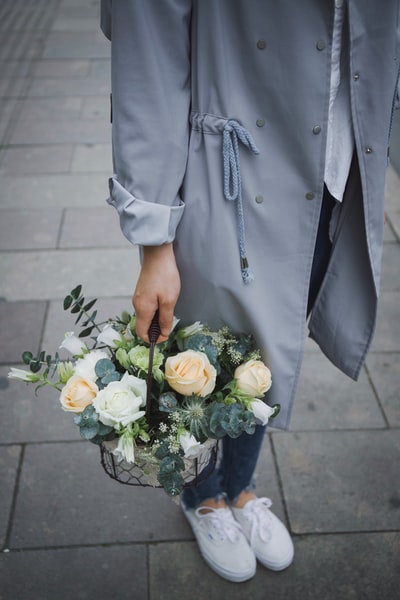 女人拿着花篮
